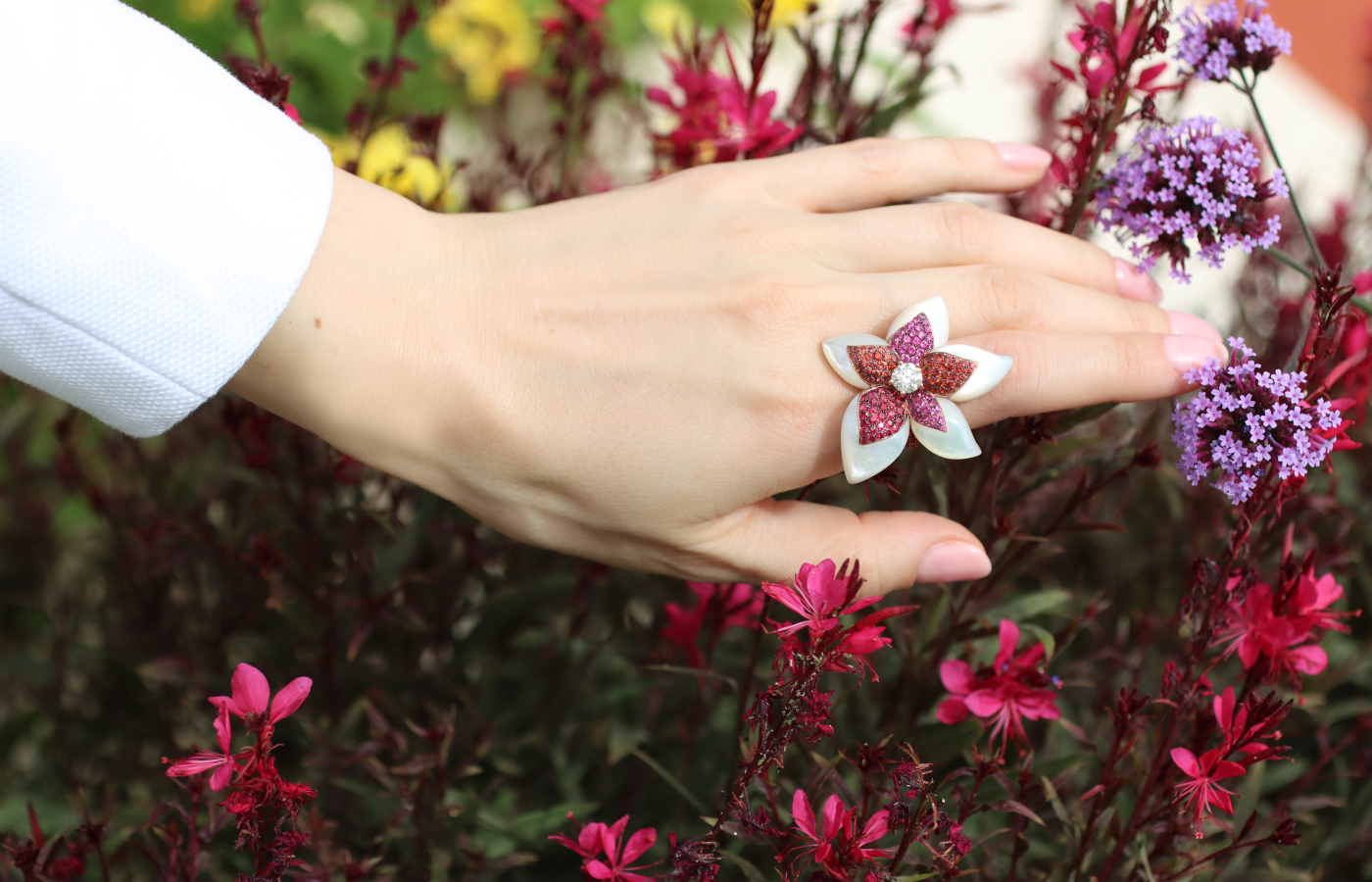 Maison J’OR Lilum collection ring with 1.93 carats of orange sapphires, pink sapphires, rubies and natural diamonds with mother of pearl cut-outs, set in 18k rose gold 