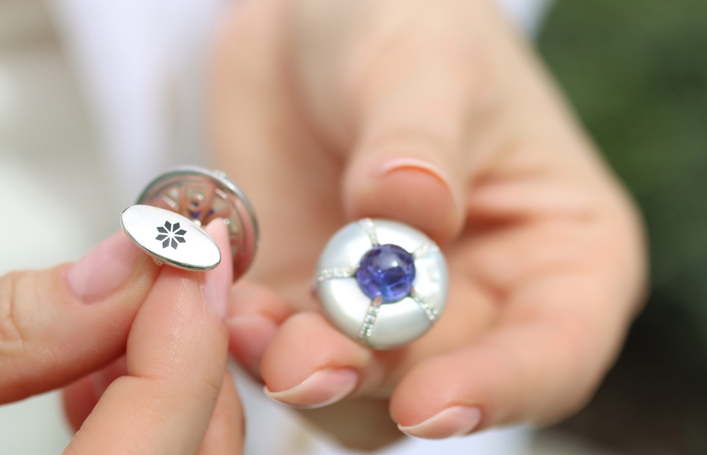  The finer details on the Maison J’OR Bon Bon cufflinks with 7.91 carats of tanzanite cabochons, natural diamonds and mother of pearl cut-outs in 18k white gold 