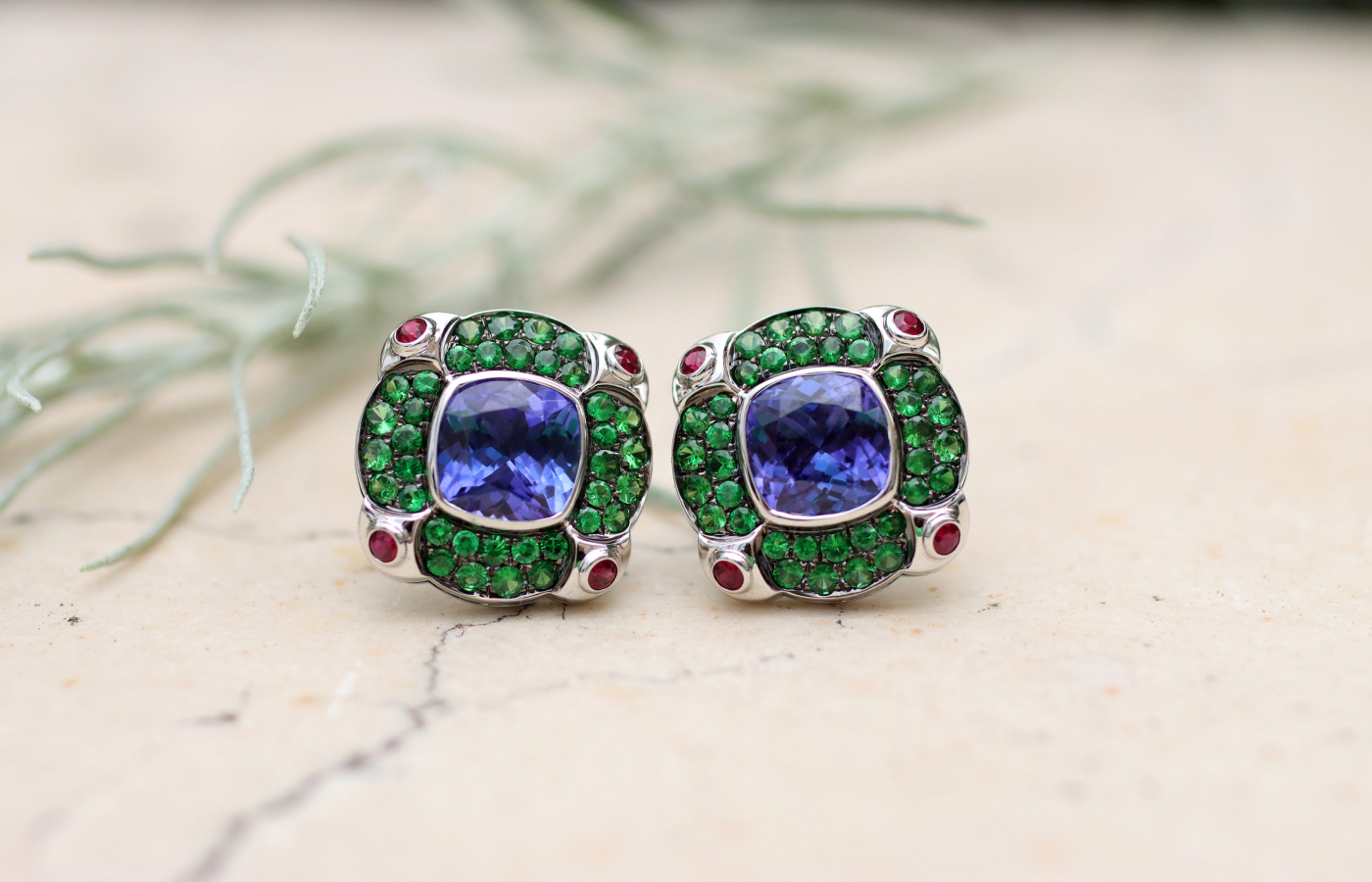  Maison J’OR cufflinks with 6.48 carats of tanzanites, 2.24 carats of tsavorite and rubies, set in 18k white gold 