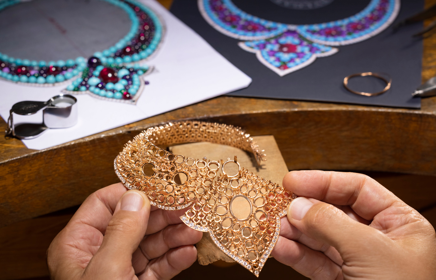  Bvlgari artisan holding the 18k yellow gold base from the Lotus Cabochon necklace from the Aeterna collection 