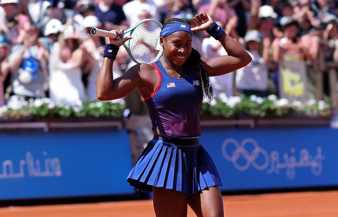 Coco Gauff celebrating her victory in a silver pendant necklace in white gold from an unknown designer 