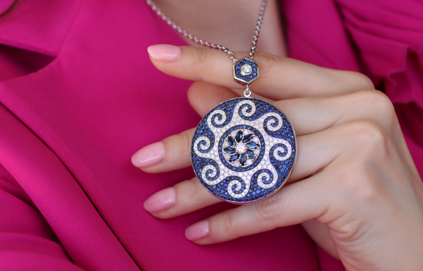  The spiralling patterns in the  Miseno Baia Sommersa pendant are created with 2.72 carats of white diamonds and 6.50 carats of blue sapphires 
