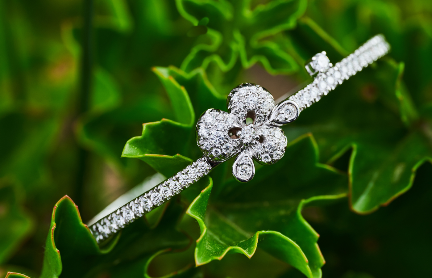 Miseno Ischia bangle with 1.28 carats of white diamonds 