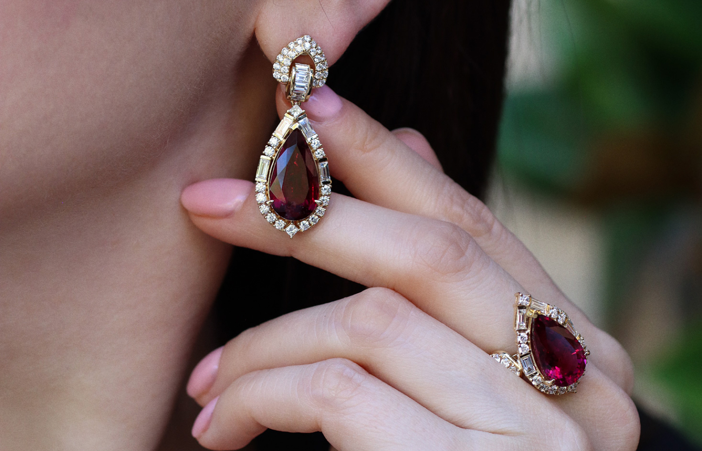  A closer look at the Sunita Nahata Celestial Dragon earrings with two pear-shaped rubellites of 8.24 carats each, alongside baguette-, princess- and round brilliant-cut diamonds, set in 18k yellow gold 