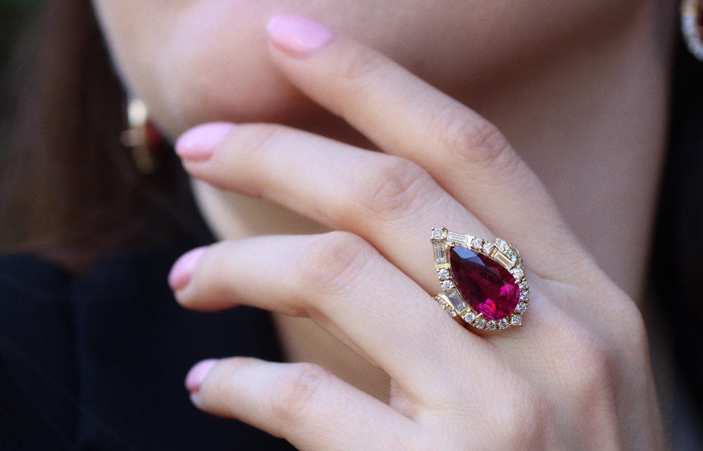  Sunita Nahata Celestial Dragon ring with a 6.79 carat pear-shaped rubellite, alongside baguette-, princess- and round brilliant-cut diamonds, set in 18k yellow gold 