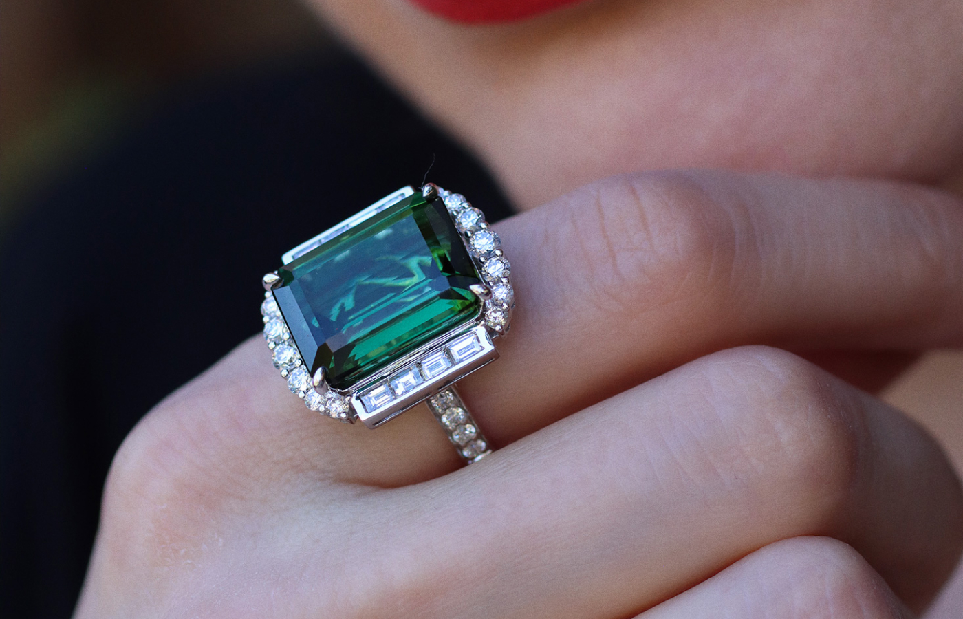  Sunita Nahata Ivy collection ring with a 15.67 carat octagonal green tourmaline, round diamonds and baguette-cut diamonds in 18k white gold 