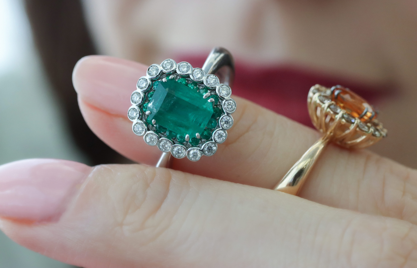  Daverio1933 Essentials collection ring with a 1.39 carat emerald surrounded by further emeralds and round brilliant-cut diamonds in 18k white gold 