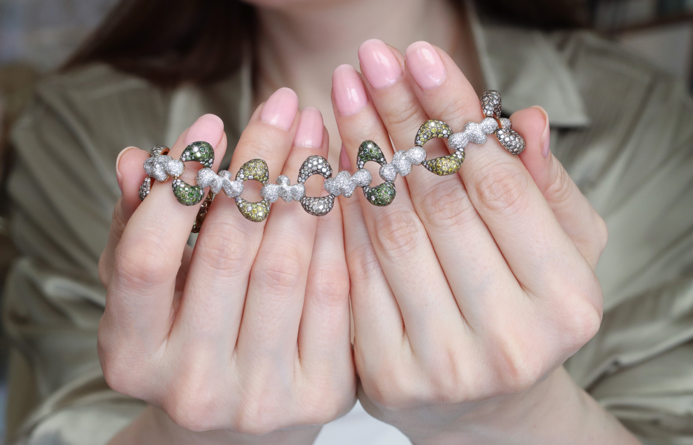  The Daverio1933 ForeverHug Me bracelet with 4.75 carats of brilliant-cut diamonds, 3.03 carats of white diamonds, 3 carats of green diamonds and 2.92 carats of yellow diamonds, totalling more than 2,000 stones, set in 18k gold 