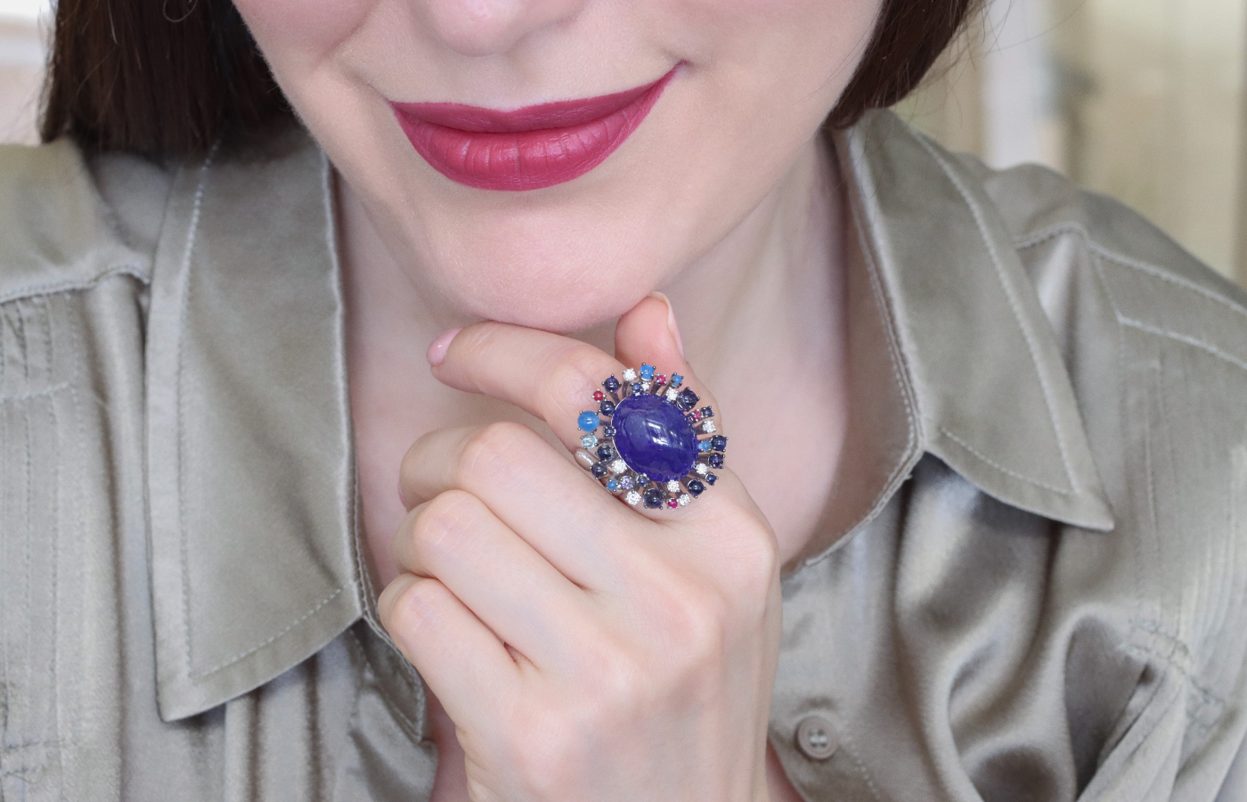  Katerina Perez wears the Daverio1933  Scintilla ring with a cabochon sapphire surrounded by blue, red, lilac and purple cabochons, set in 18k white gold 