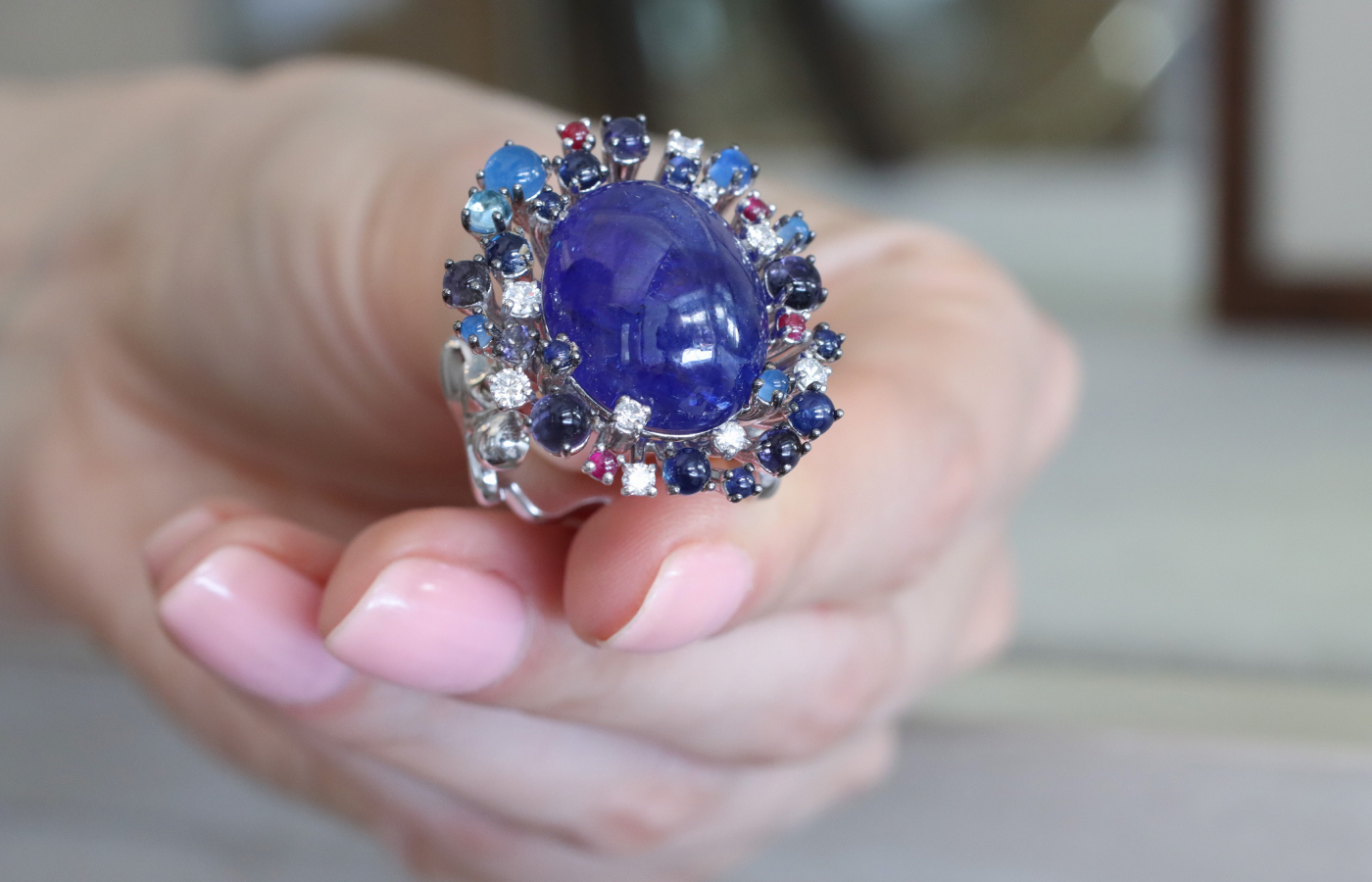  The Daverio1933  Scintilla ring with a cabochon sapphire surrounded by blue, red, lilac and purple cabochons, set in 18k white gold 