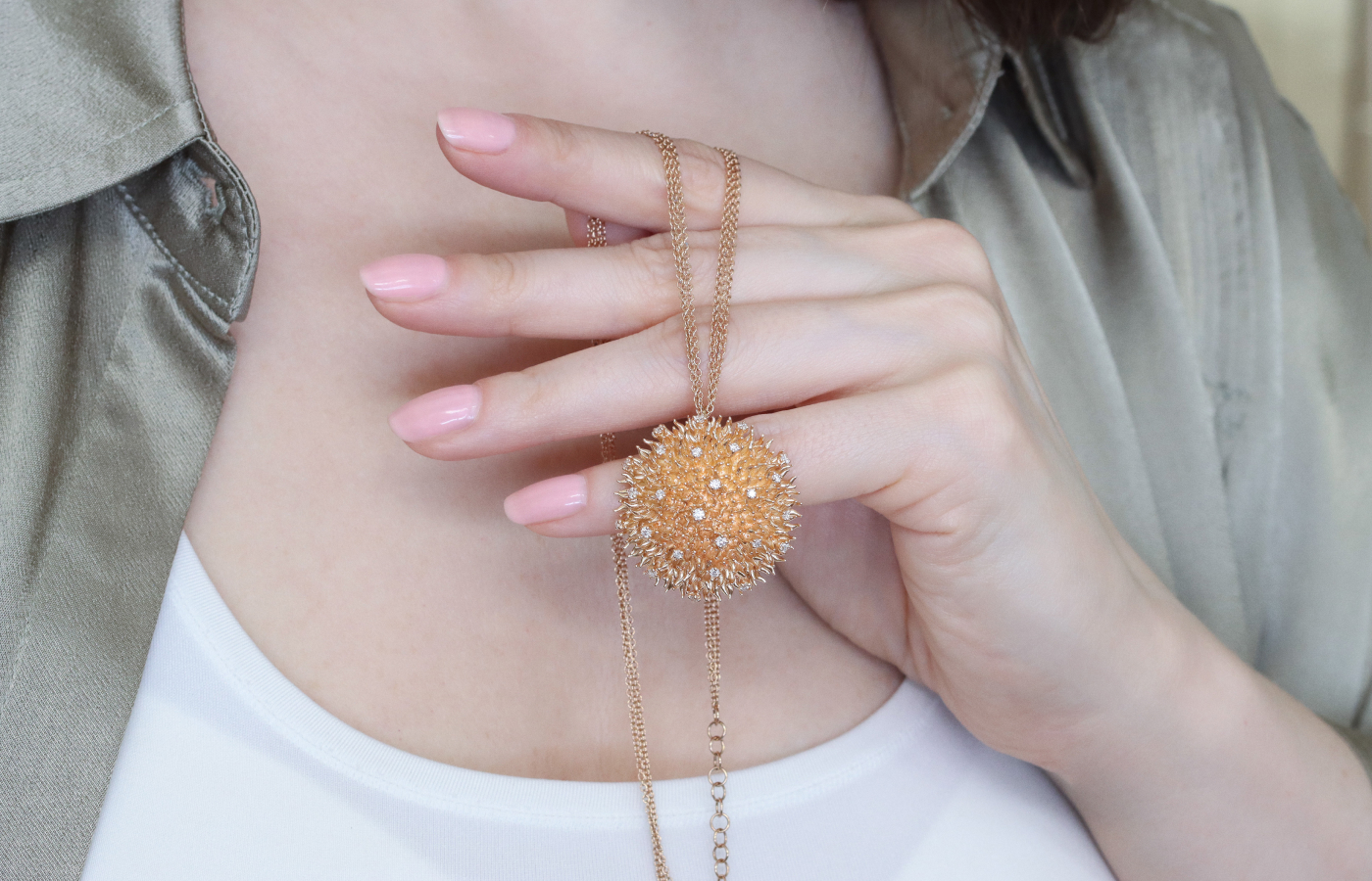  Katerina Perez presents the Daverio1933 Ricci pendant in 18k rose gold with brilliant-cut diamonds 