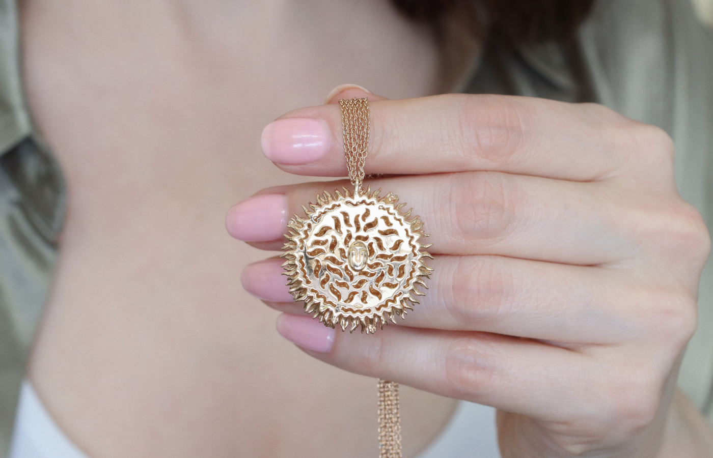  The reverse side of the Daverio1933 Ricci pendant in 18k rose gold, complete with the brand’s logo at the centre 