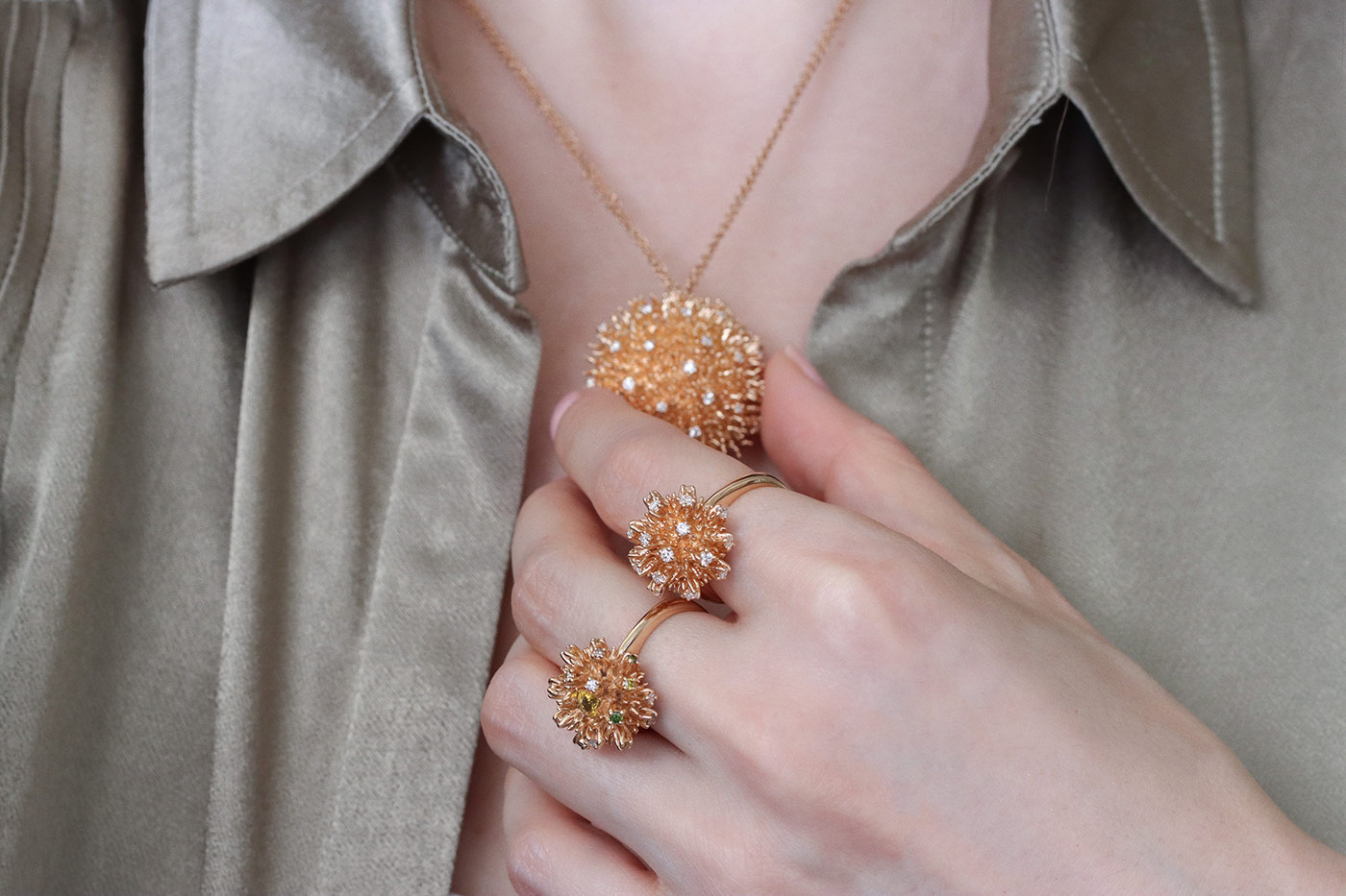  A pendant and matching rings from the Daverio1933 Ricci collection, crafted in 18k rose gold 