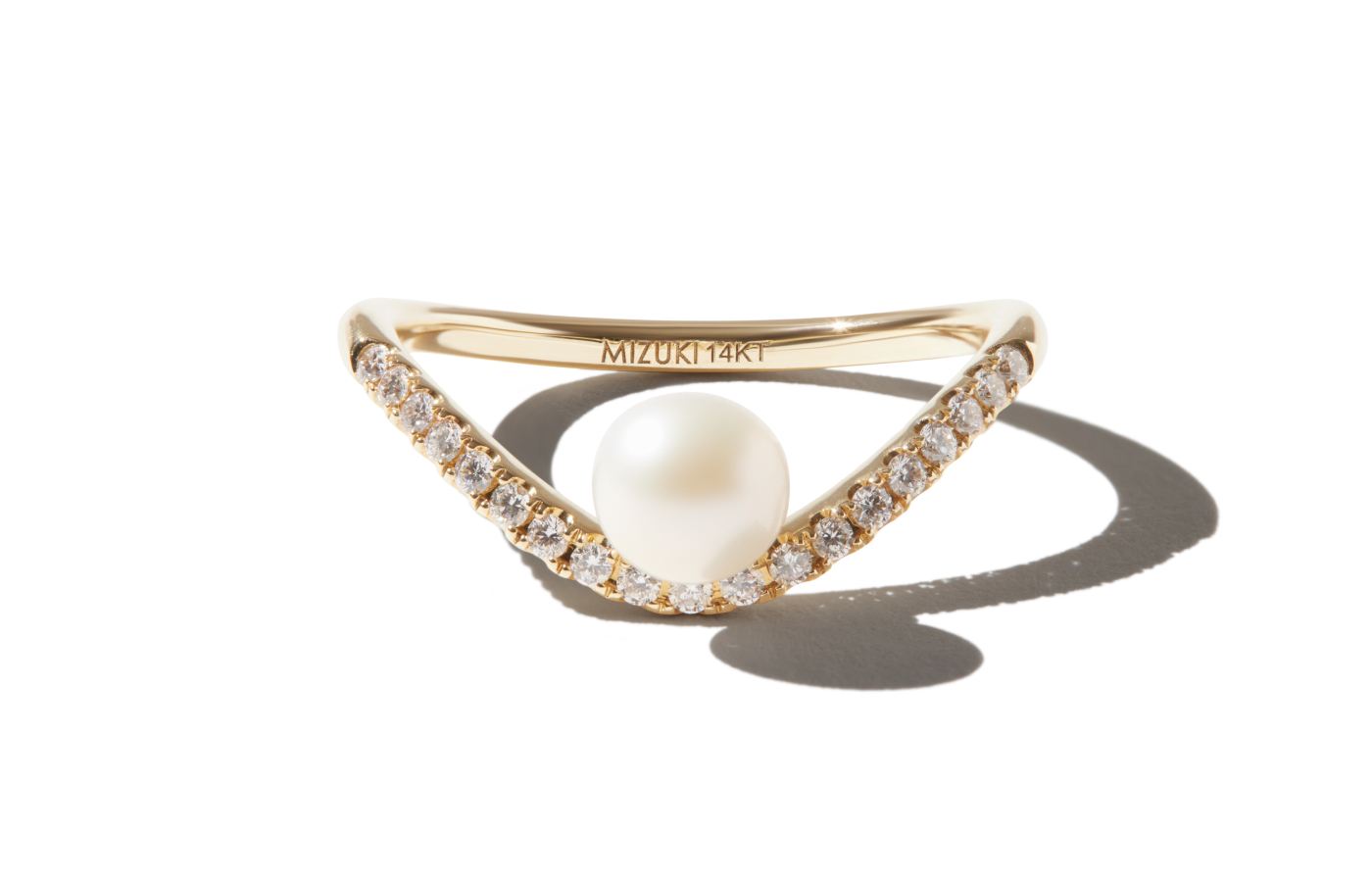  Mizuki ring with diamonds and a Freshwater pearl in 14k yellow gold