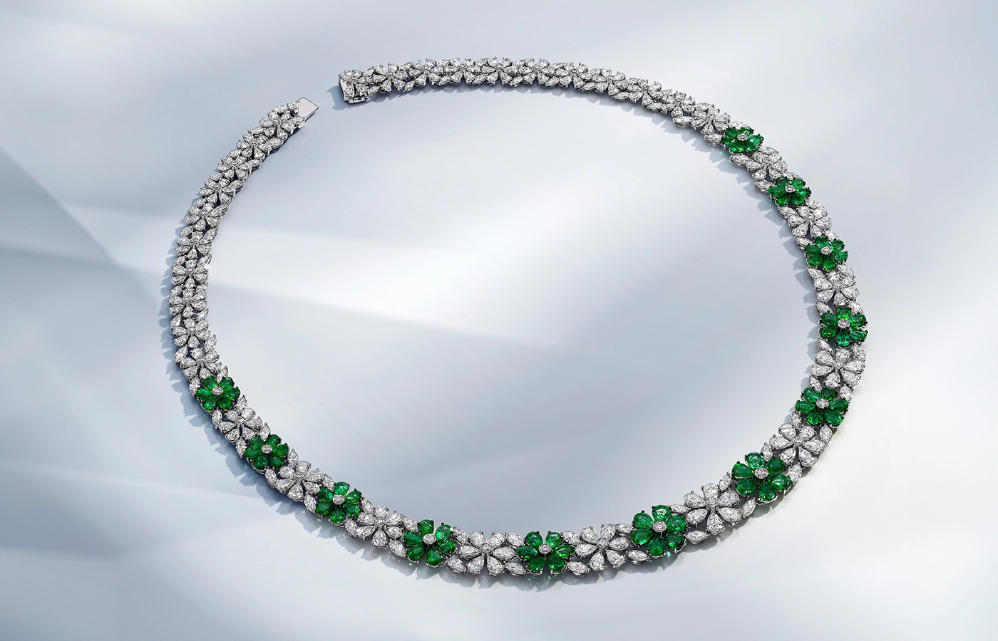  Smart Arts necklace with 26.07 carats of diamonds and 12.15 carats of emeralds in 18k white gold 