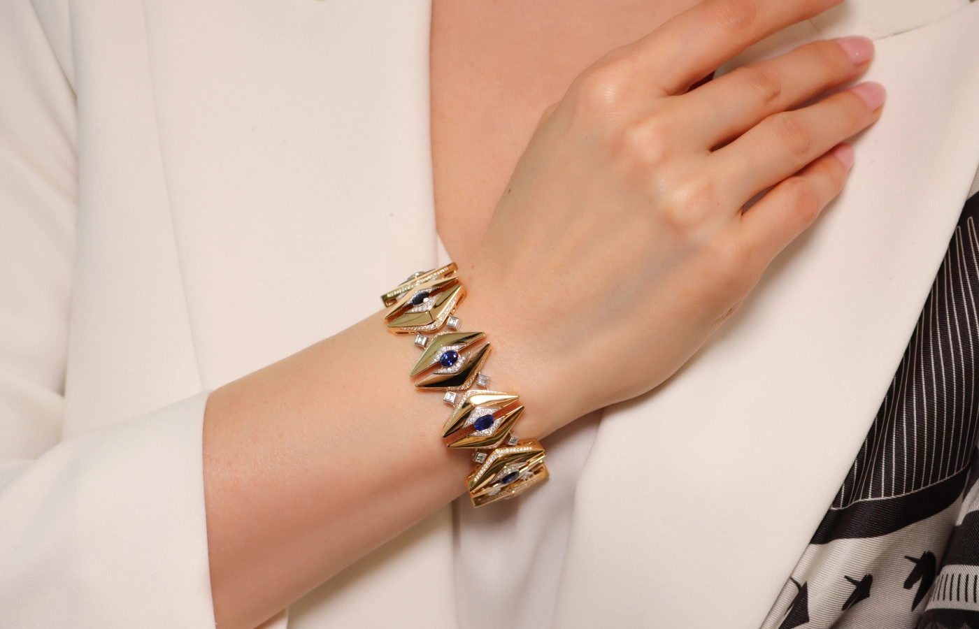A model wears a Smart Arts bracelet with 6.02 carats of blue sapphire and 4.24 carats of diamonds in 18k yellow gold 