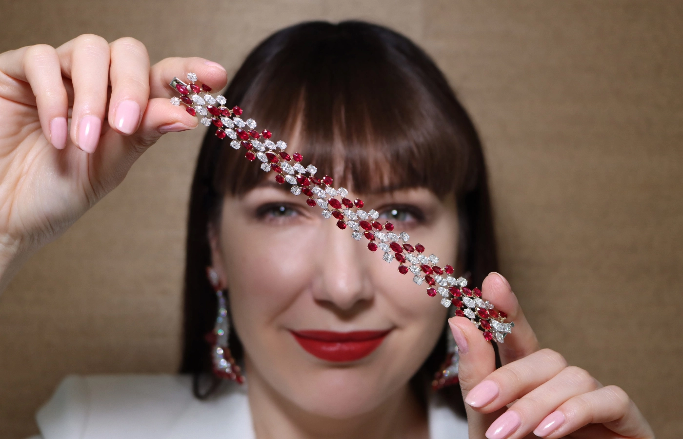  Katerina Perez showcases a Smart Arts bracelet with 12.65 carats of diamonds and 17.43 carats of Mozambique rubies in 18k gold 