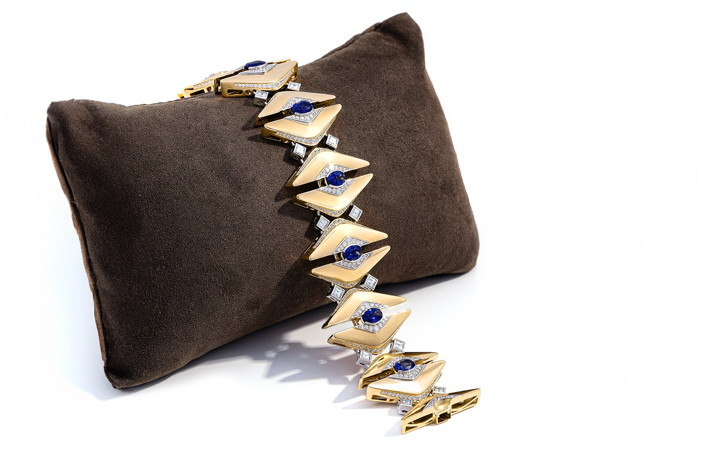  Smart Arts bracelet with 6.02 carats of blue sapphire and 4.24 carats of diamonds in 18k yellow gold 
