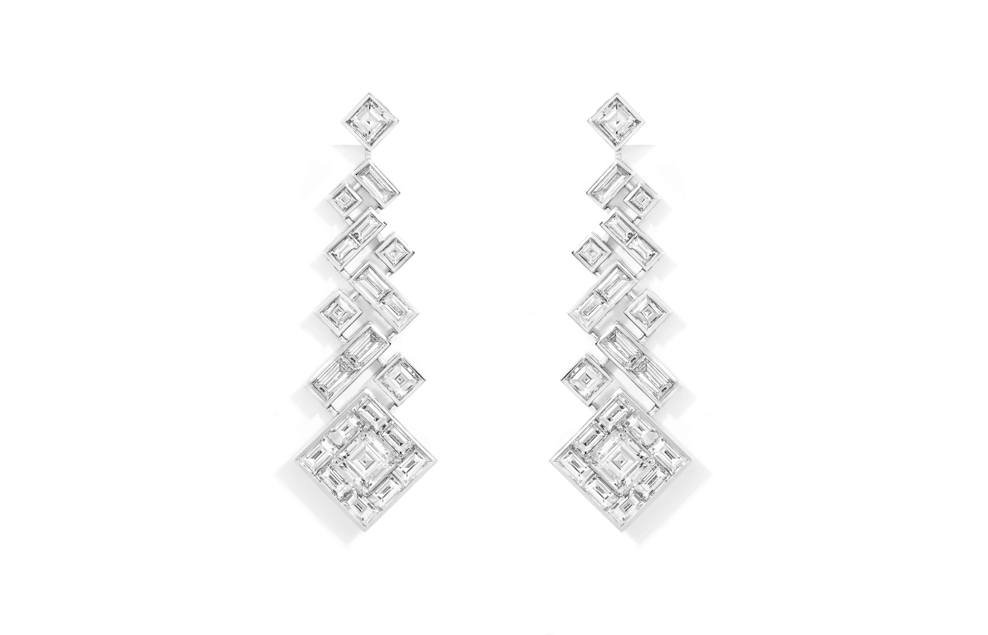  Smart Arts earrings with 7.41 carats of diamonds, including carré-cut diamonds, set in 18k white gold 