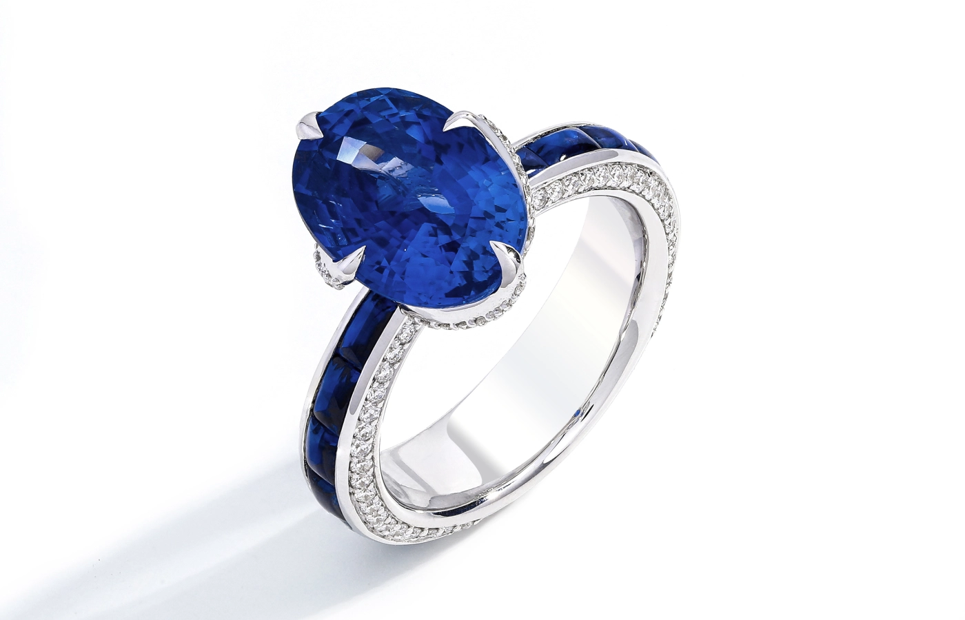  Smart Arts ring with a 5.84 carat heated Ceylon sapphire, further sapphires and diamonds, set in 18k white gold 