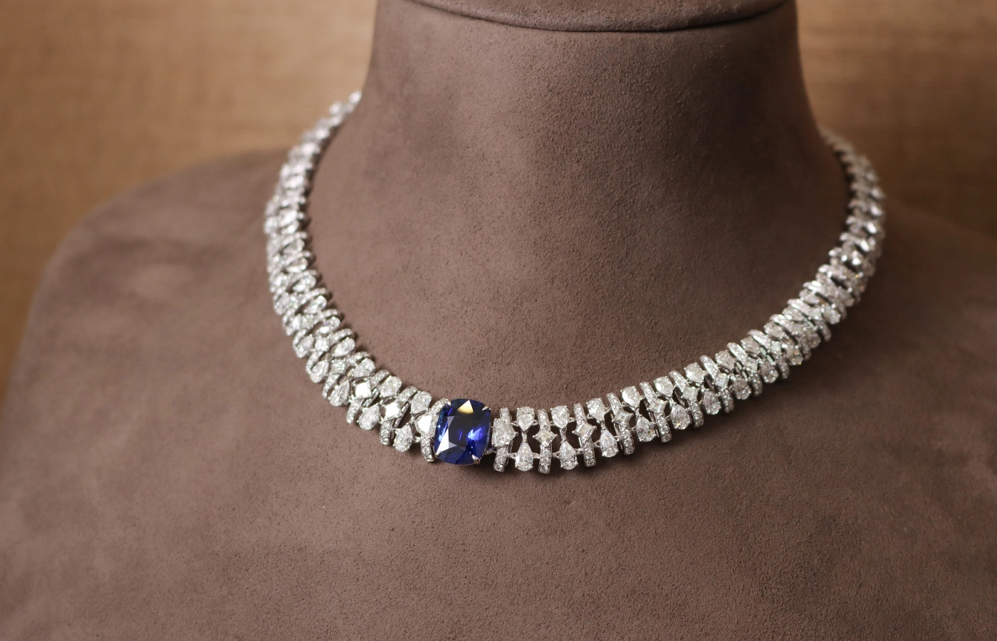 Smart Arts necklace with a 6.71 carat blue sapphire and 22.52 carats of pear-shaped, princess- and round-cut diamonds in 18k white gold 
