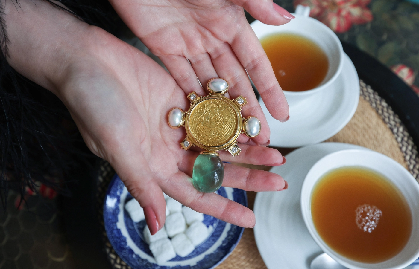 The King Edward IV Gold Ryal Coin pin by Elizabeth Gage with an antique gold coin from 1461-1470 AD, three cultured mabé pearls, round brilliant-cut diamonds, and one fluorite bead of 80.70 carats, set in 18k yellow gold 