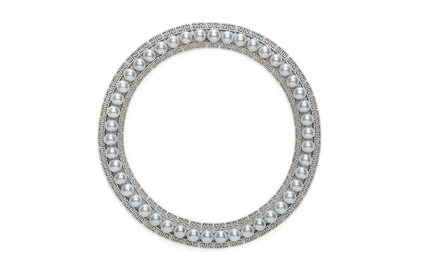  A pearl necklace set in 18k white gold by UltraLuxe 2024 participant Autore 