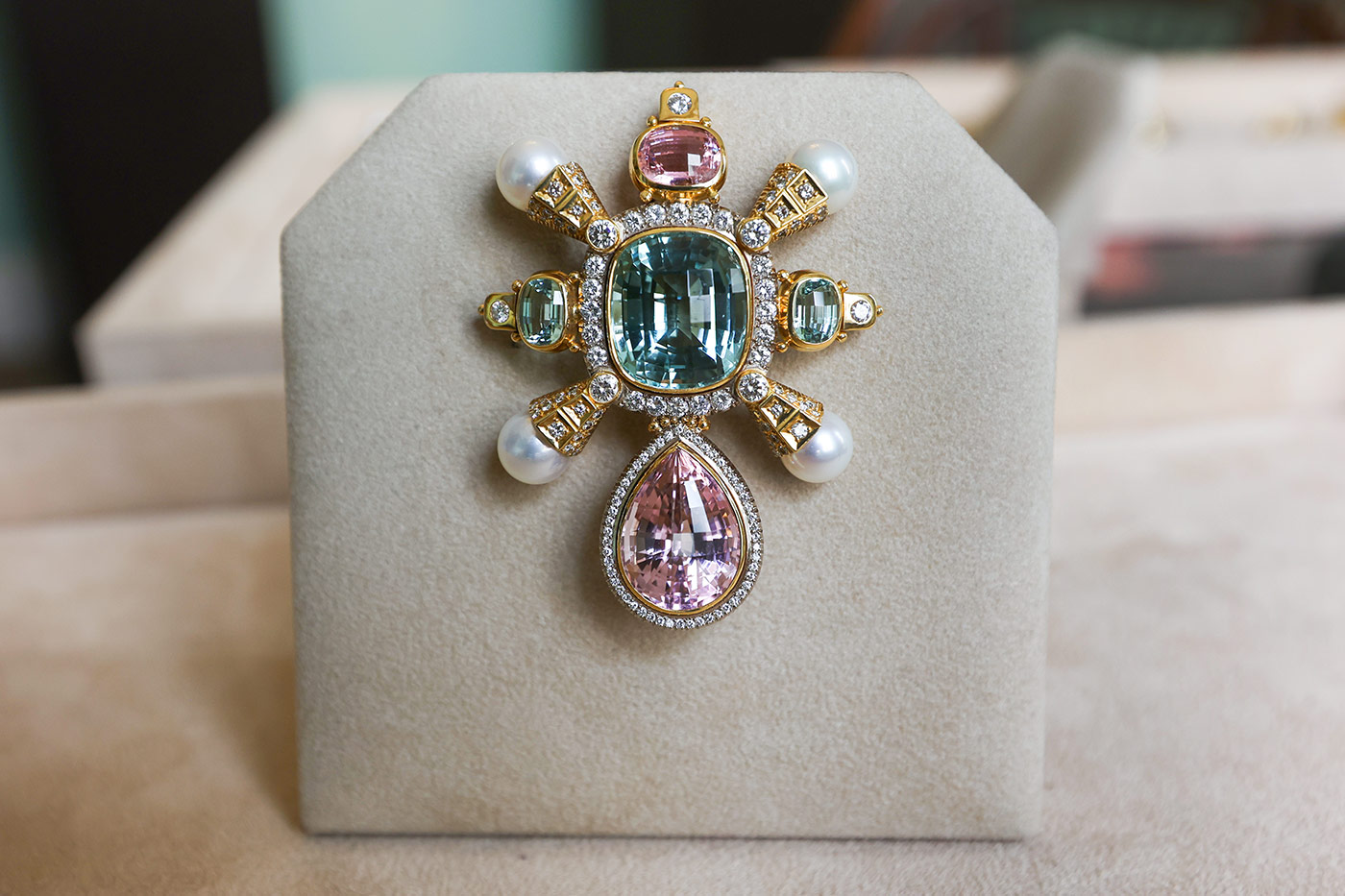  The Maharajah pin by Elizabeth Gage set with a 24.36-carat cushion-shaped mint green tourmaline, one 17.65- carat pear-shaped chequerboard-cut pink tourmaline, two cushion-shaped green tourmalines of 2.99 carats, a 3-carat pink tourmaline, South Sea pearls and diamonds in 18k gold 