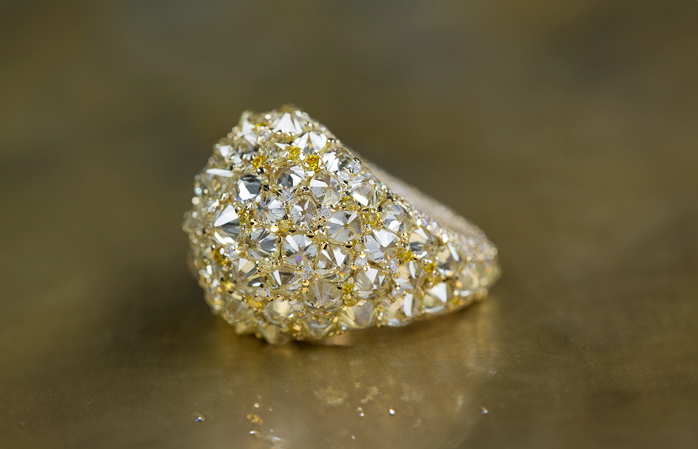 Mattioli Reve_r ring with fancy diamonds and white diamonds in 18k yellow gold