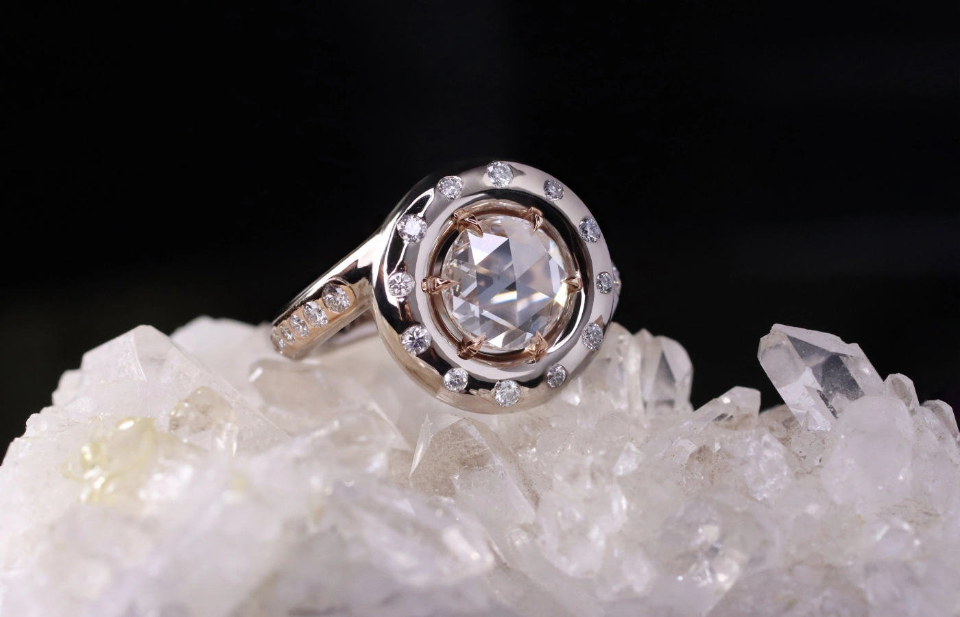  A closer look at the Hugo Cahill Galactic rose-cut diamond ring from the Renaissance High Jewellery collection with a 1.5 carat central stone and round brilliant-cut diamonds, set in 18k palladium white gold and 18k rose gold 