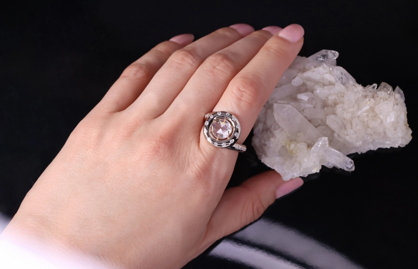  Katerina Perez wears the Hugo Cahill Galactic rose-cut diamond ring from the Renaissance High Jewellery collection with a 1.5 carat central stone and round brilliant-cut diamonds, set in 18k palladium white gold and 18k rose gold 