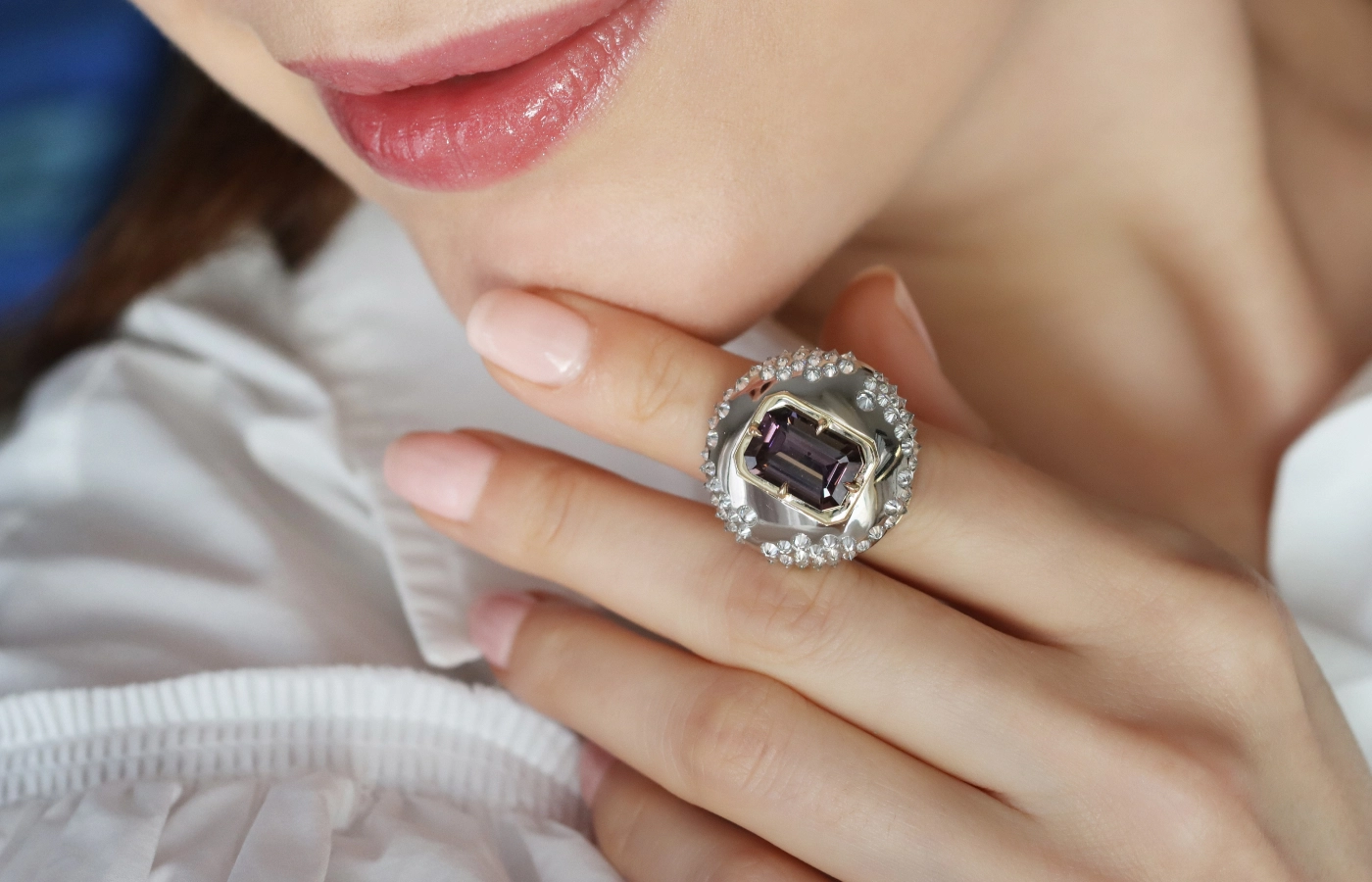  Katerina Perez wears the Hugo Cahill Ophiuchi ring from the Renaissance High Jewellery collection, set with a 5.08 carat tanzanite and reverse-set diamonds in 18k palladium white gold and 18k gold