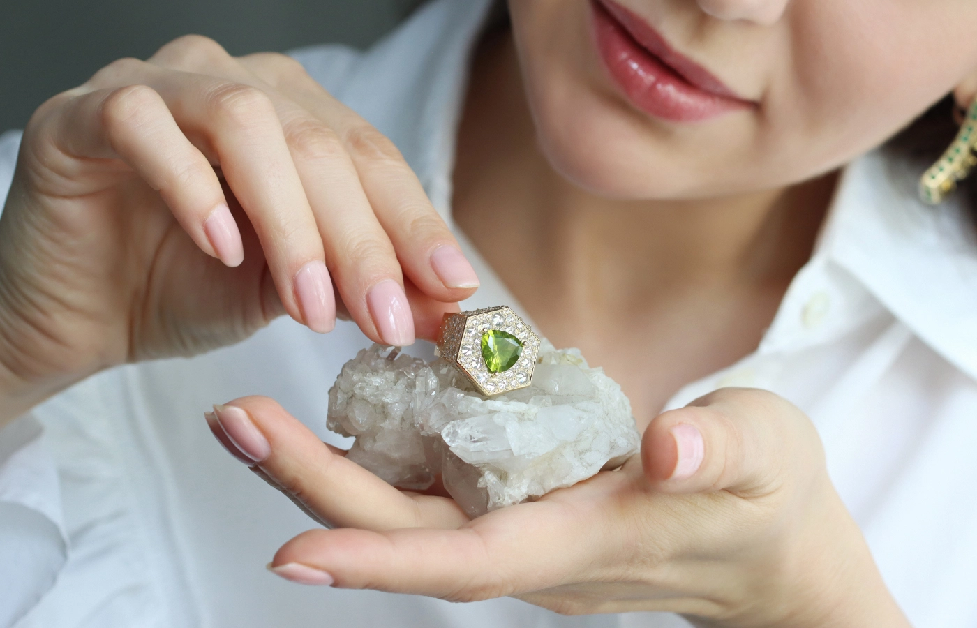  Katerina Perez takes a closer look at the Hugo Cahill Perseya Lumen ring from the Renaissance High Jewellery collection with a 3.05 carat peridot and reverse-set diamonds in 18k palladium white gold and 18k gold 