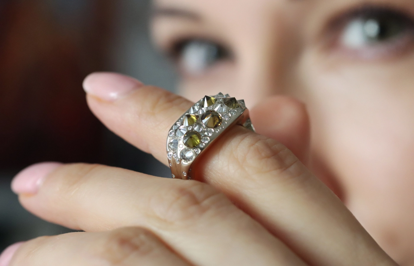  Katerina Perez wears the Hugo Cahill Maar Spiked ring from the Renaissance High Jewellery collection with reverse-set white and yellow diamonds in 18k palladium white gold and 18k gold 