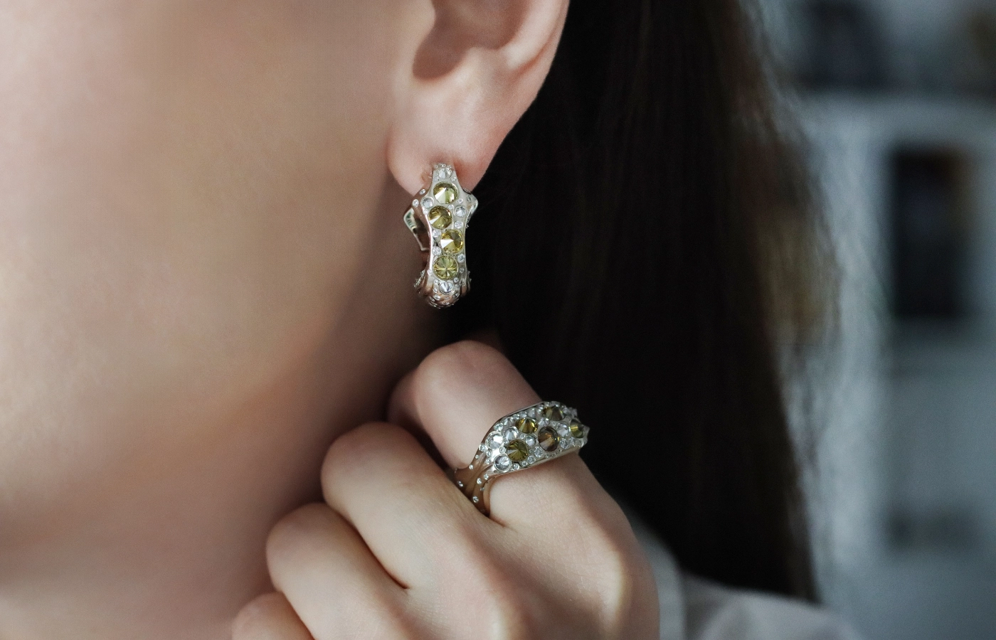  Katerina Perez wears the Hugo Cahill Maar Spiked ring and the Tephra Spiked earrings from the Renaissance High Jewellery collection with reverse-set white and yellow diamonds in brown and orange hues in 18k palladium white gold and 18k gold and 18k beige gold, respectively 