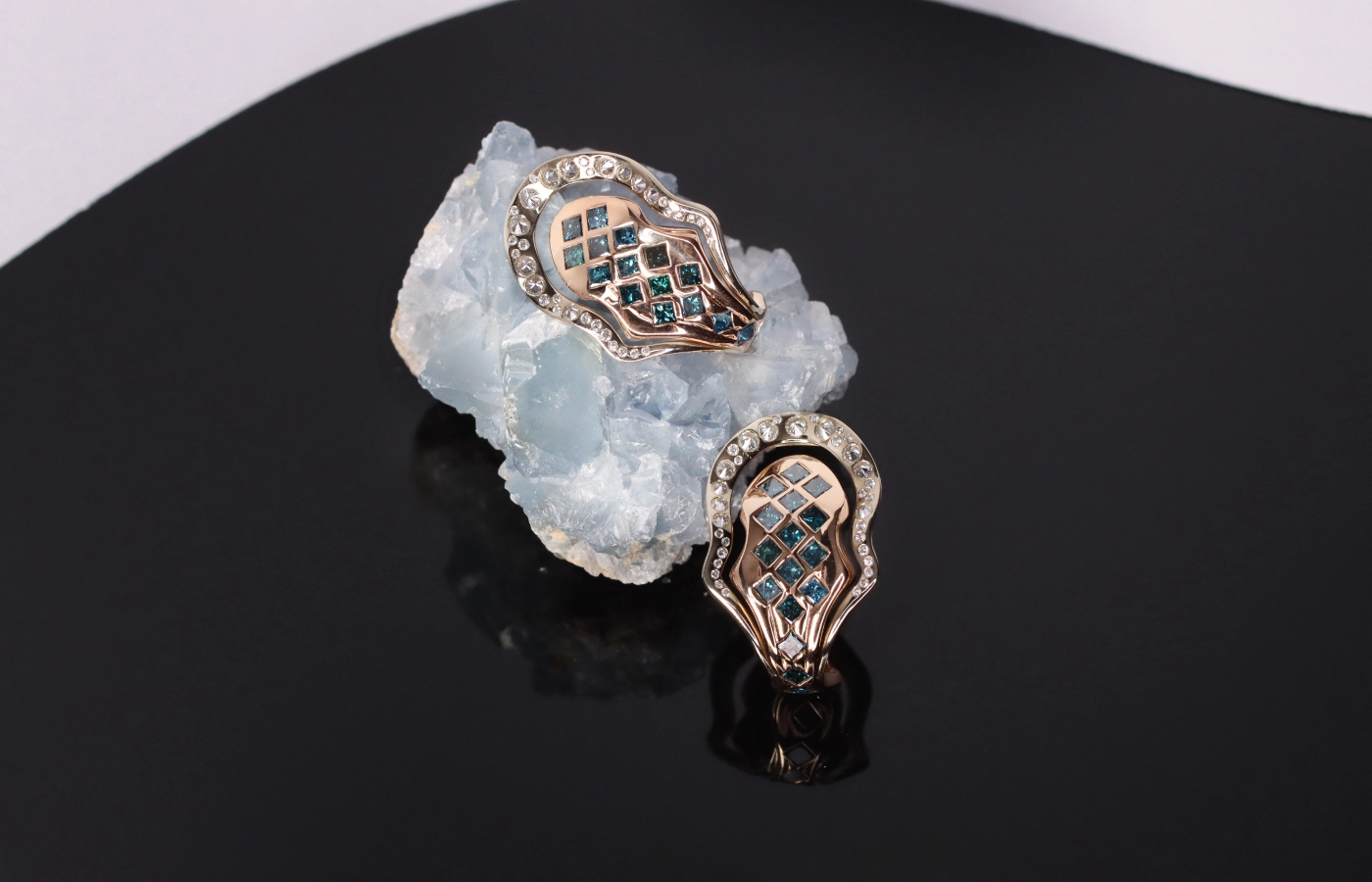  Hugo Cahill Eos Apex earrings from the Renaissance High Jewellery collection with reverse-set brilliant-cut diamonds and princess-cut diamonds with an oceanic hue, set in 19k rose gold and 19k beige gold 