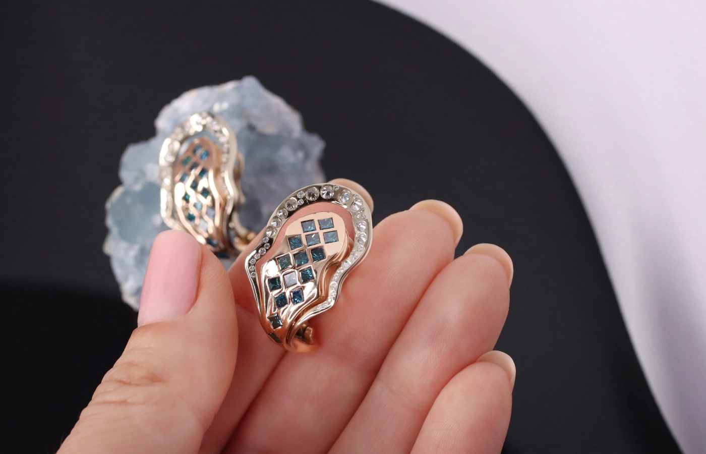Hugo Cahill Eos Apex earrings from the Renaissance High Jewellery collection with reverse-set brilliant-cut diamonds and princess-cut diamonds with an oceanic hue, set in 19k rose gold and 19k beige gold 