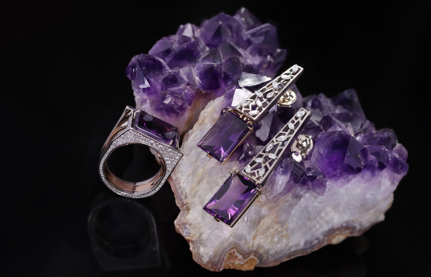  Hugo Cahill Oumuamua ring and the matching Oumuamua earrings from the Renaissance High Jewellery collection, set with amethyst, round brilliant-cut diamonds and marquise-cut diamonds in 18k palladium white gold and 18k gold 