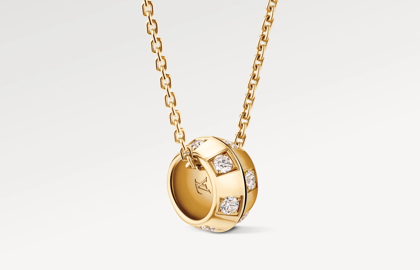  Louis Vuitton Le Damier round pendant, studded with diamonds on a yellow gold chain
