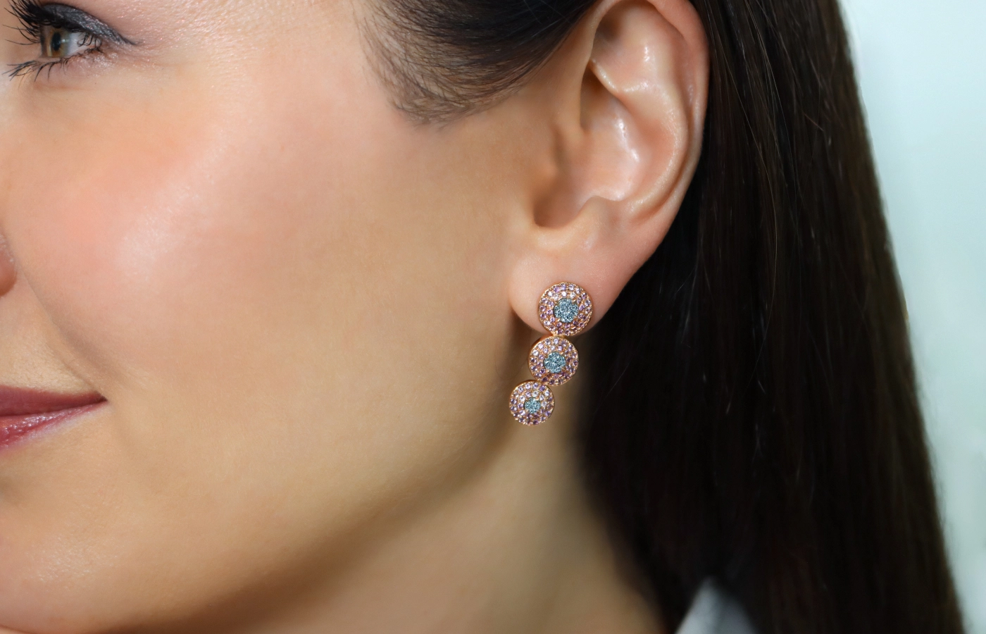  Katerina Perez wears a pair of earrings with osmium from the Collection du Palais by Tania Chano