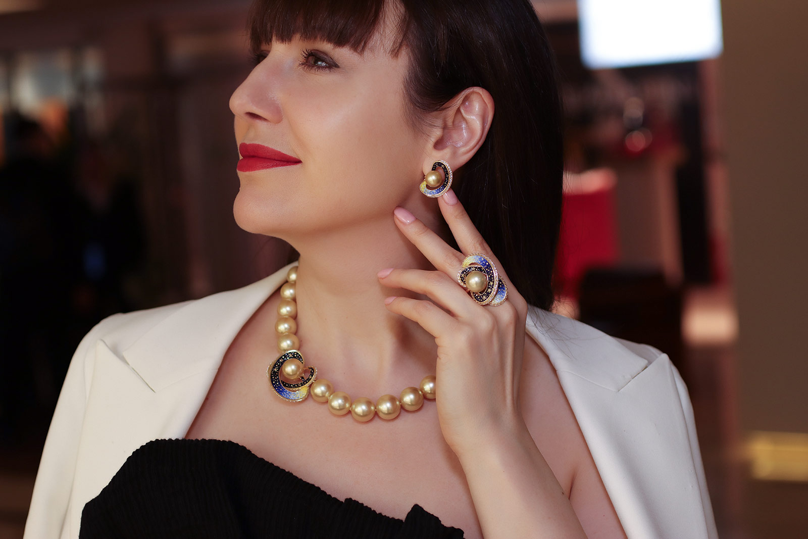  Katerina Perez wears the Sicis Saturno set, including a necklace, ring and earrings with micromosaics, Australian South Sea pearls and diamonds