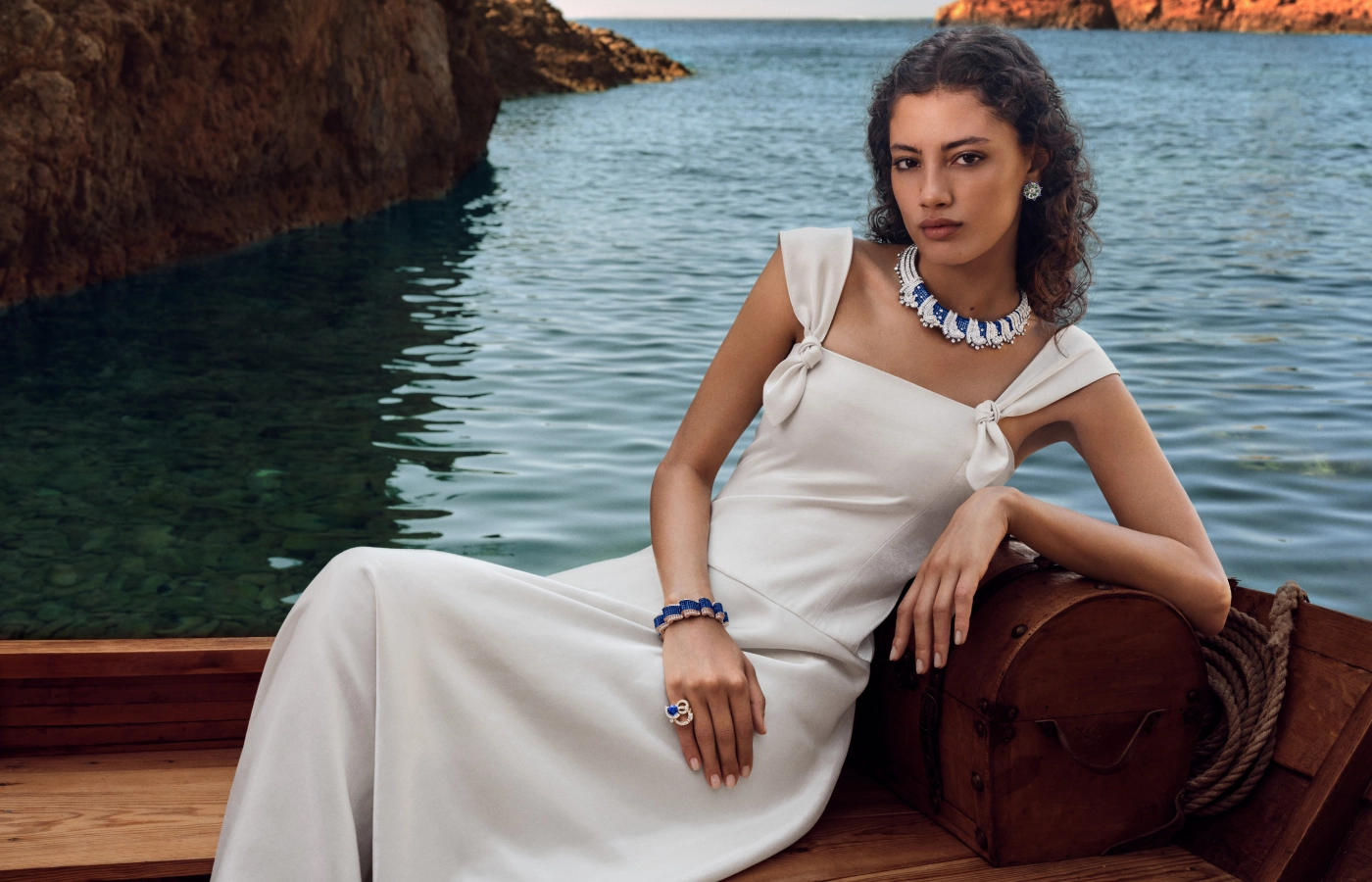 The rise and fall of waves, the soundtrack to a sailor’s life, is eloquently expressed in the Écume Mystérieuse necklace and Traversee Mystérieuse bracelet