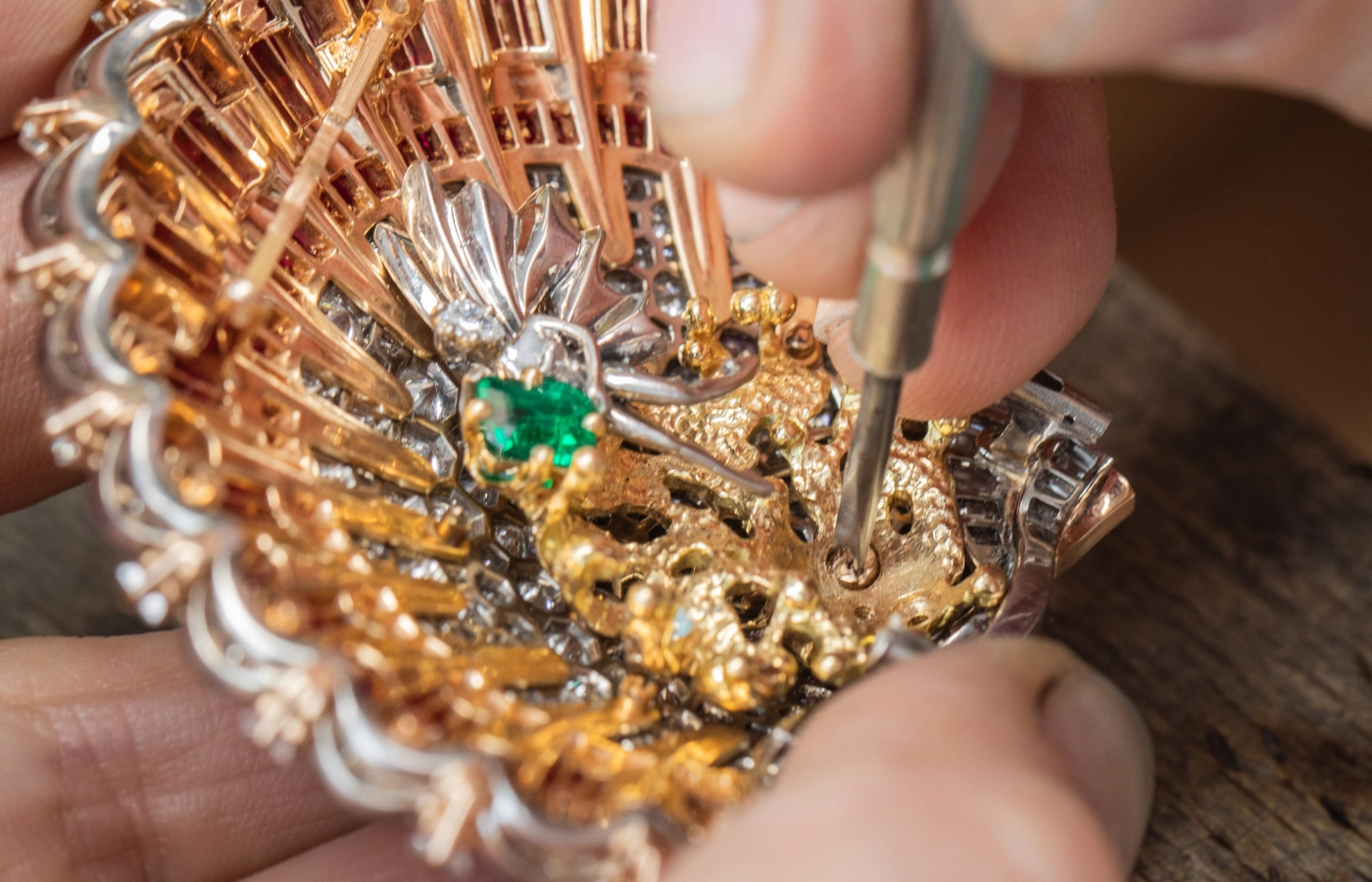  The reverse of the Coquillage Mystérieux clip conceals a fairy sculpted in white gold, holding an emerald in her hands