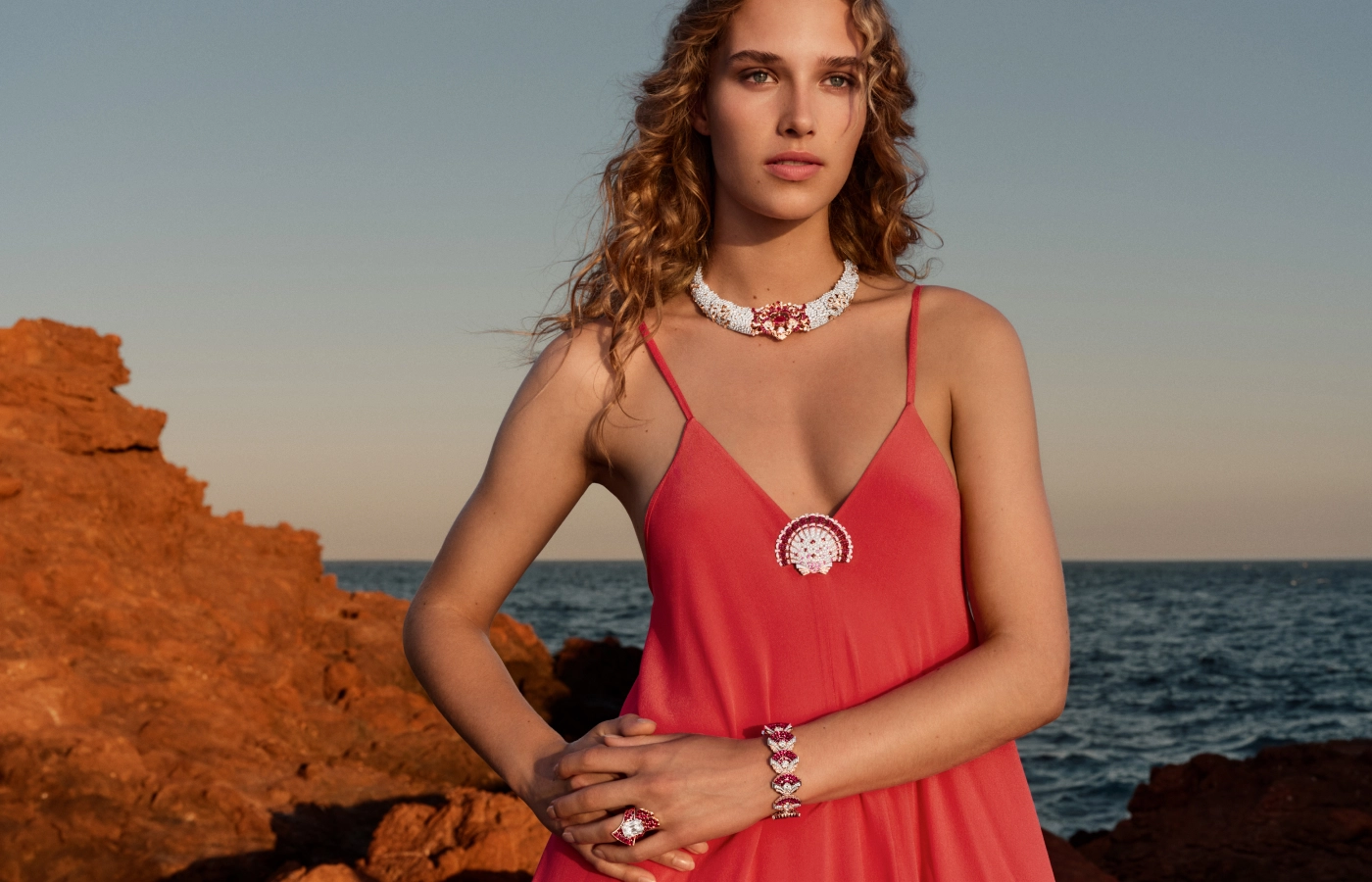 The second chapter of Van Cleef & Arpel’s Treasure is set on a dreamlike island, fringed by tropical vegetation and golden beaches glittering with precious seashells
