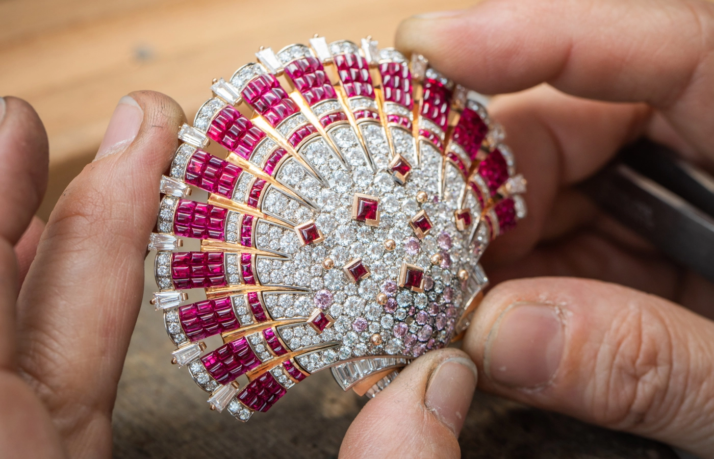  The surface of the Coquillage Mystérieux clip combines buff-topped Traditional Mystery Set rubies with the brilliance of diamonds