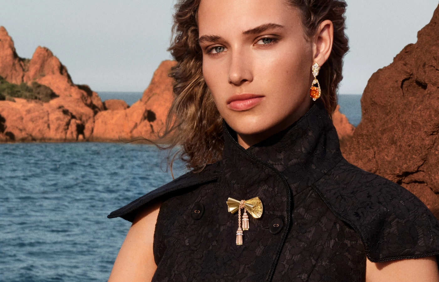  One of the most evocative jewels in the Treasure Island collection, the Carte au Trésor brooch features a yellow gold treasure map, tied with a twisted, tasselled rose gold cord 