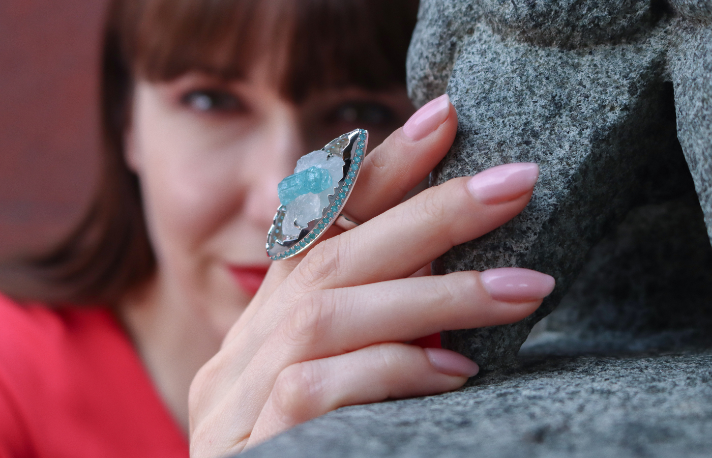 Katerina Perez wears the Susana Grau Batlle Evolution through Form ‘Form 1’ ring with a 19.05 carat Paraiba tourmaline in its quartz matrix, further Paraiba tourmalines, brilliant-cut diamonds and rose-cut diamonds set in 18k white gold and platinum, part of the A Trilogy of Evolution High Jewellery collection