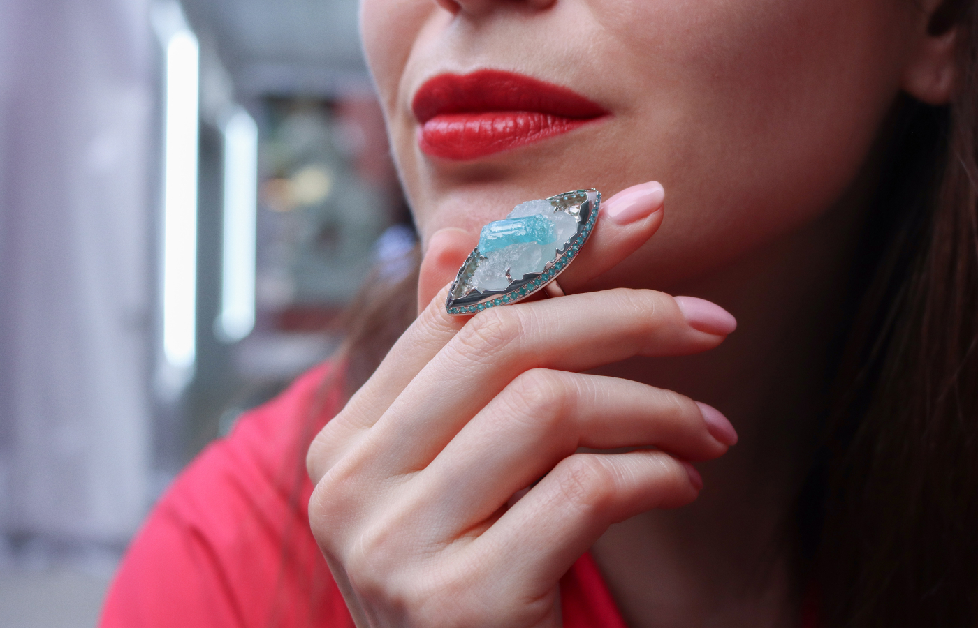  A closer look at the Susana Grau Batlle Evolution through Form ‘Form 1’ ring with a 19.05 carat Paraiba tourmaline in its quartz matrix, further Paraiba tourmalines, brilliant-cut diamonds and rose-cut diamonds set in 18k white gold and platinum, part of the A Trilogy of Evolution High Jewellery collection