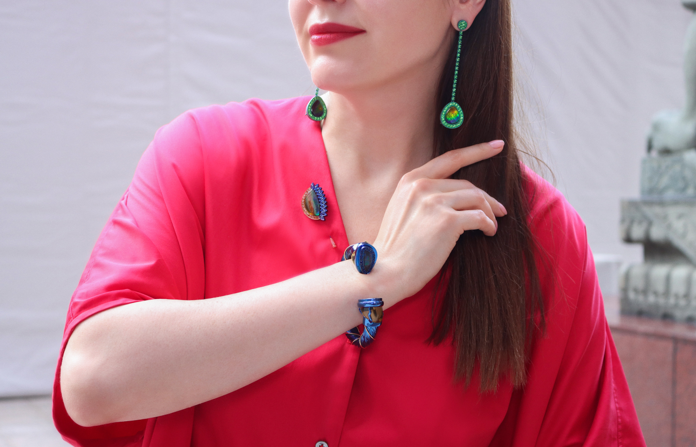  Katerina Perez wears all three pieces in the Evolution through Time chapter of Susana Grau Batlle’s A Trilogy of Evolution High Jewellery collection, set with ammolite in titanium and 18k gold 
