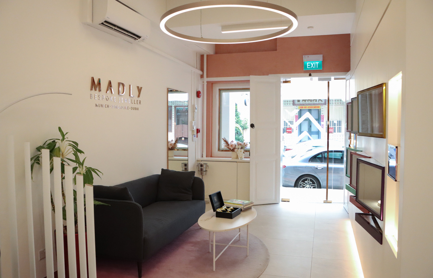  Guests can step inside the MADLY flagship 'Experience Centre' in Singapore to achieve their bespoke jewellery dreams